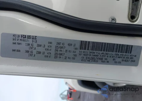 2018 Jeep Compass Latitude 4X4 z USA, uszkodzony, nr VIN 3C4NJDBB9JT470508